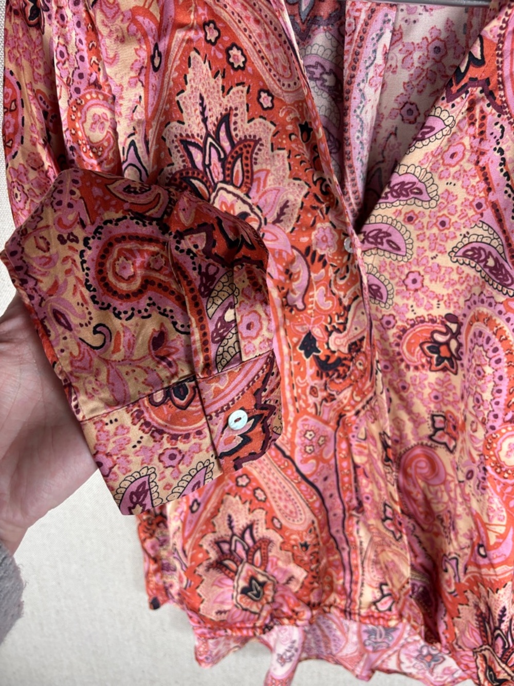 Esqualo > Pink Paisley Long-Sleeve V-Neck Blouse 6 - Picture 4 of 7